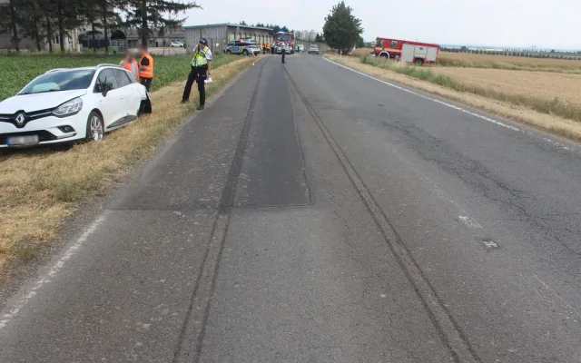 Osmadvacetiletý řidič nebezpečně předjížděl, způsobil nehodu tří aut. Pro zraněného letěl vrtulník