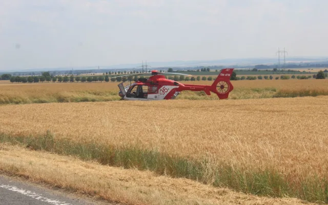 Osmadvacetiletý řidič nebezpečně předjížděl, způsobil nehodu tří aut. Pro zraněného letěl vrtulník