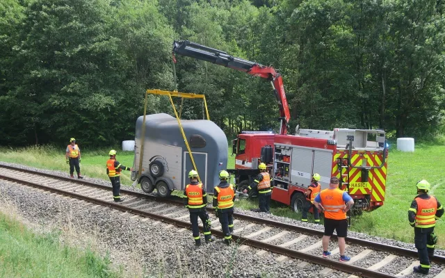 Vozík pro koně se za jízdy odpojil a přerušil provoz na železniční trati u Hanušovic