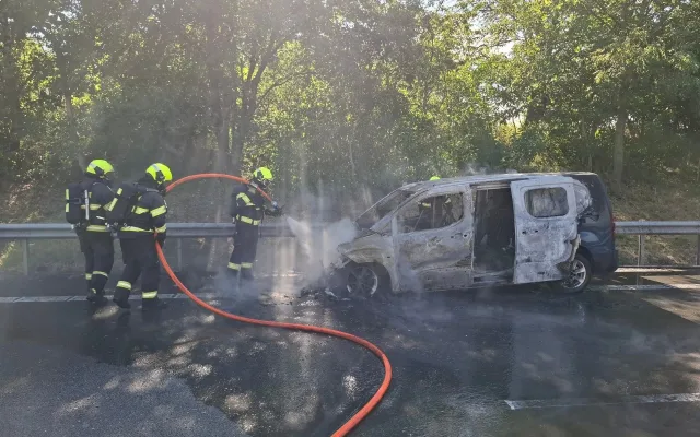 Dálnici D46 na Prostějovsku ve směru na Brno uzavřel požáru vozidla. Nikdo nebyl zraněn