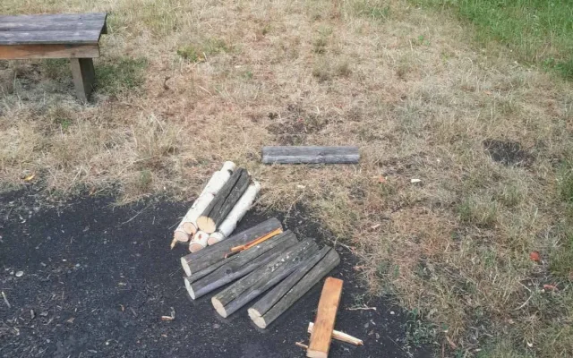 Hrad Brníčko terčem vandala. Ze zábradlí si udělal táborák
