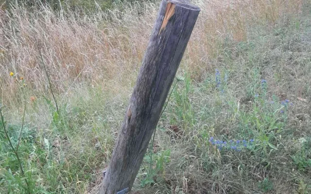 Hrad Brníčko terčem vandala. Ze zábradlí si udělal táborák