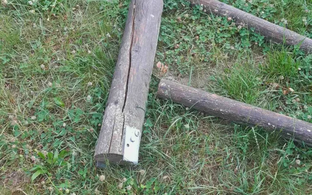Hrad Brníčko terčem vandala. Ze zábradlí si udělal táborák