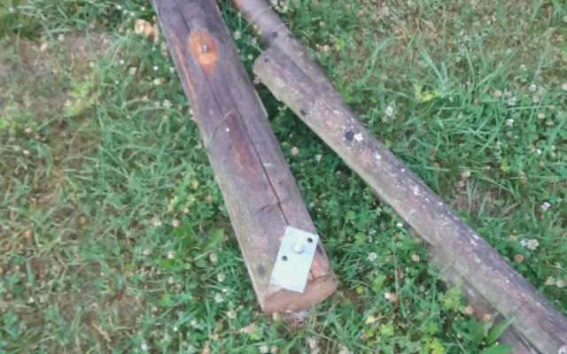 Hrad Brníčko terčem vandala. Ze zábradlí si udělal táborák