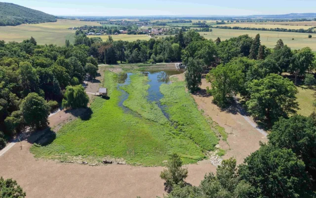 Lodičky a překvapení v Dračí jeskyni. Otevření revitalizovaného parku v Čechách pod Kosířem se blíží