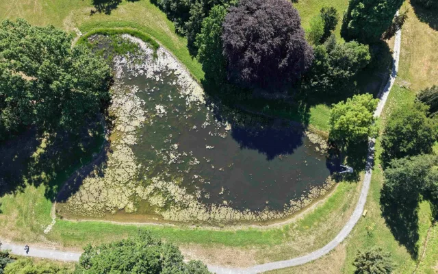 Lodičky a překvapení v Dračí jeskyni. Otevření revitalizovaného parku v Čechách pod Kosířem se blíží