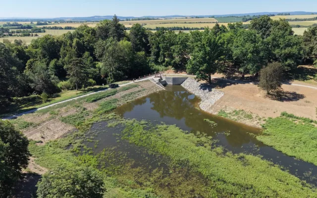 Lodičky a překvapení v Dračí jeskyni. Otevření revitalizovaného parku v Čechách pod Kosířem se blíží