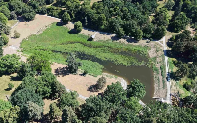 Lodičky a překvapení v Dračí jeskyni. Otevření revitalizovaného parku v Čechách pod Kosířem se blíží