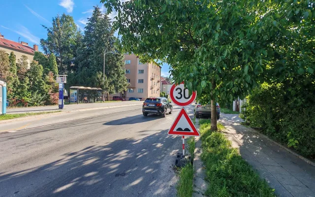 VIDEO: Vlnobití na silnici. Polskou ulici v Olomouci čeká reklamační oprava