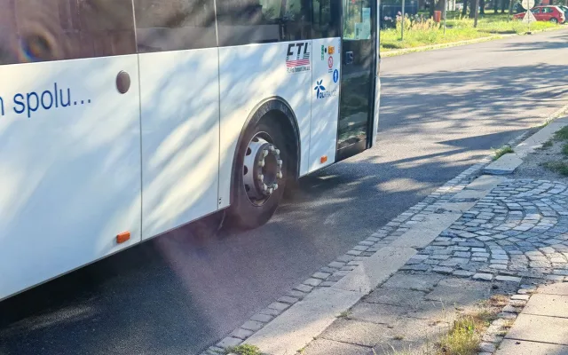 VIDEO: Vlnobití na silnici. Polskou ulici v Olomouci čeká reklamační oprava