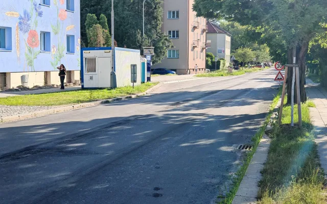 VIDEO: Vlnobití na silnici. Polskou ulici v Olomouci čeká reklamační oprava