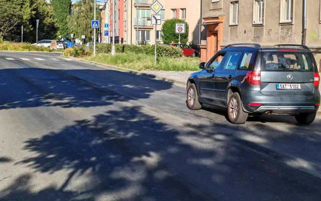 VIDEO: Vlnobití na silnici. Polskou ulici v Olomouci čeká reklamační oprava