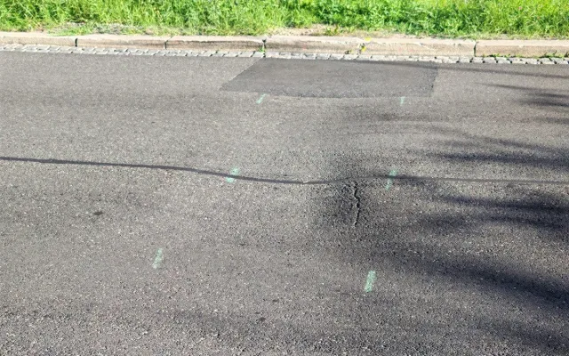 VIDEO: Vlnobití na silnici. Polskou ulici v Olomouci čeká reklamační oprava