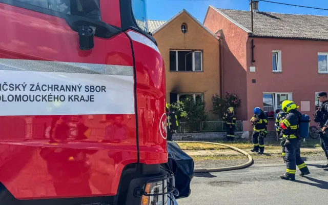 V Moravičanech hoří balíky sena a slámy. Hasiči v kraji bojují i s dalšími požáry