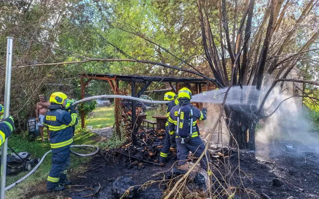 V Moravičanech hoří balíky sena a slámy. Hasiči v kraji bojují i s dalšími požáry