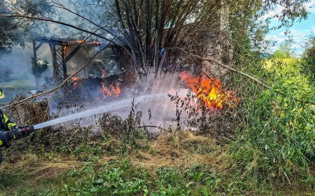 V Moravičanech hoří balíky sena a slámy. Hasiči v kraji bojují i s dalšími požáry