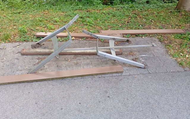 Víte, kdo zničil lavičky v parku? Náměstek olomoucké hejtmanky nabízí finanční odměnu