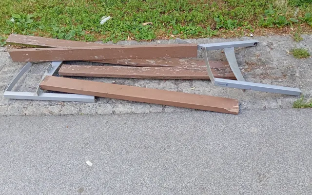 Víte, kdo zničil lavičky v parku? Náměstek olomoucké hejtmanky nabízí finanční odměnu