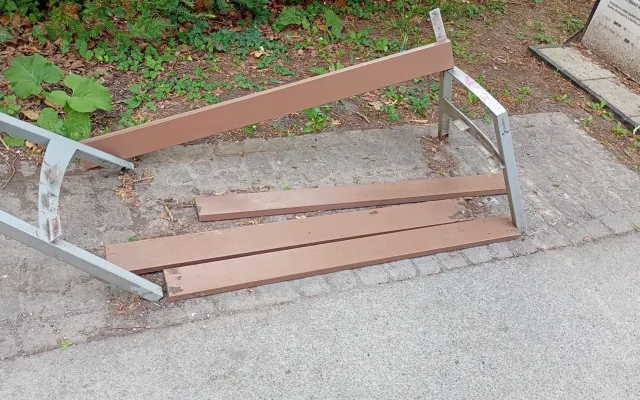 Víte, kdo zničil lavičky v parku? Náměstek olomoucké hejtmanky nabízí finanční odměnu