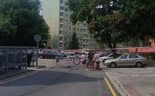 Kráter na sídlišti v Přerově. Kvůli kanalizaci se propadla silnice