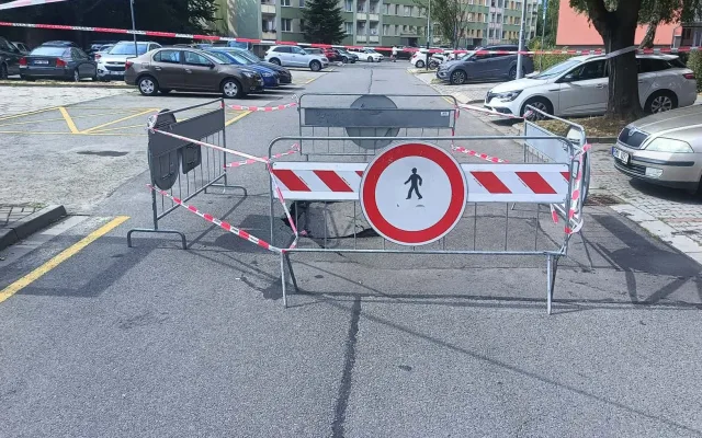 Kráter na sídlišti v Přerově. Kvůli kanalizaci se propadla silnice