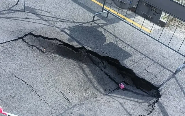 Kráter na sídlišti v Přerově. Kvůli kanalizaci se propadla silnice