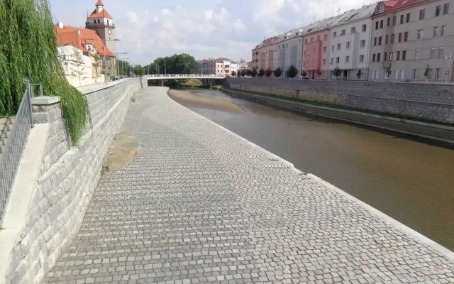 Údržba jezu v Olomouci odhalila suchá místa v Moravě. Město varuje před přenášením ryb