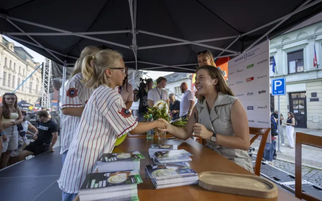 Linda Nosková při autogramiádě v Přerově
