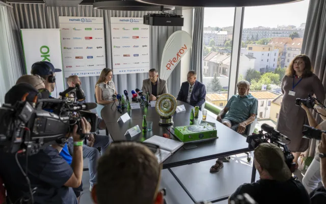FOTOGALERIE: Aplaus pro Lindu. Vítězce Wimbledonu děkovalo v Přerově plné náměstí