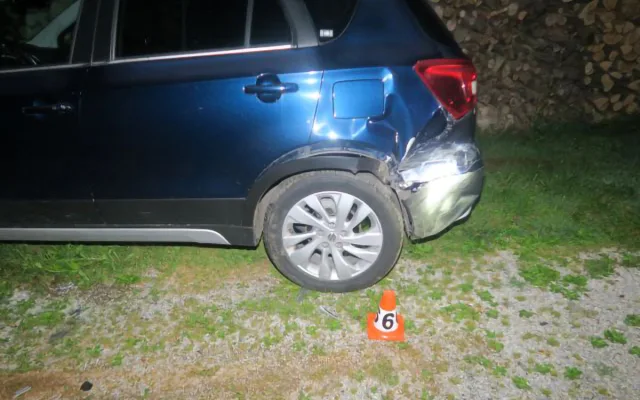 Nabourala auto i plot. Opilá řidička nezvládla jízdu v Zábřehu