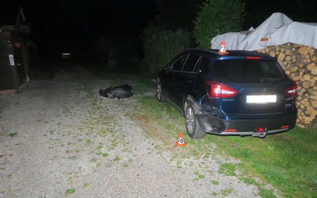 Nabourala auto i plot. Opilá řidička nezvládla jízdu v Zábřehu