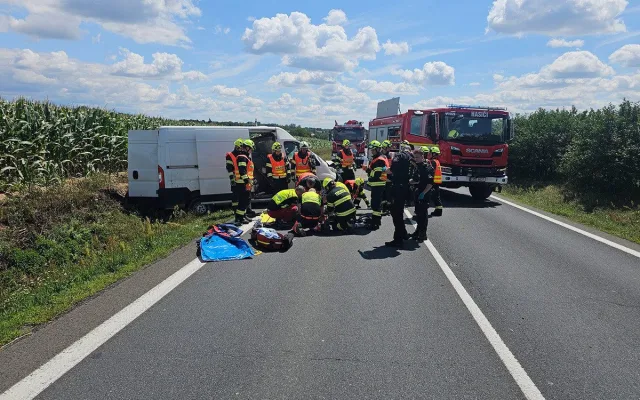 Těžká nehoda auta, dodávky a traktoru zablokovala tah mezi Olomoucí a Přerovem