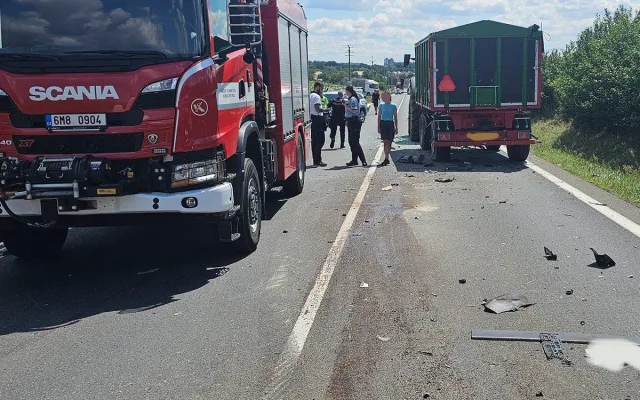 Těžká nehoda auta, dodávky a traktoru zablokovala tah mezi Olomoucí a Přerovem