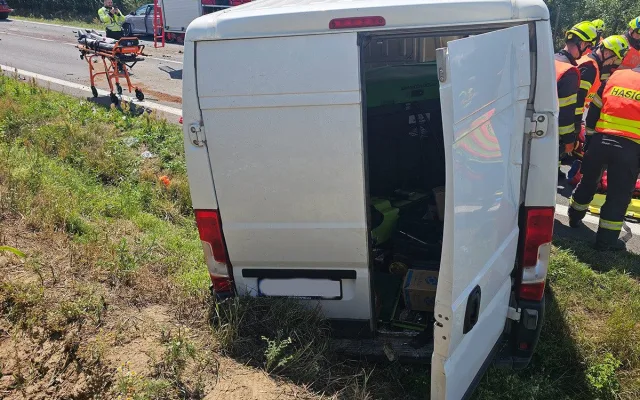 Těžká nehoda auta, dodávky a traktoru zablokovala tah mezi Olomoucí a Přerovem