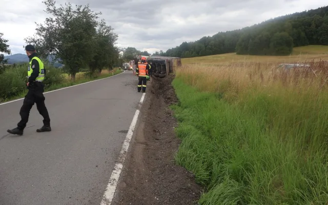 Celý náklad štěrku v příkopu. Jednašedesátiletý řidič převrátil na Jesenicku kamion