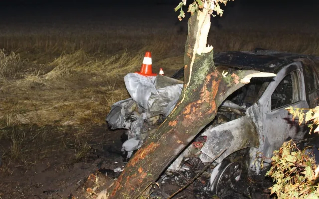 Jedenadvacetiletá řidička nad ránem usnula na Prostějovsku. Narazila do stromu, auto shořelo
