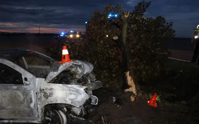 Jedenadvacetiletá řidička nad ránem usnula na Prostějovsku. Narazila do stromu, auto shořelo