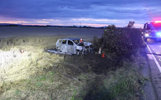 Jedenadvacetiletá řidička nad ránem usnula na Prostějovsku. Narazila do stromu, auto shořelo