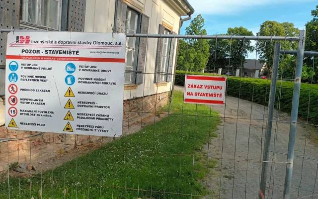 Obnova parku v Náměští na Hané se zřejmě protáhne. Areál se vrací do podoby 30. let minulého století
