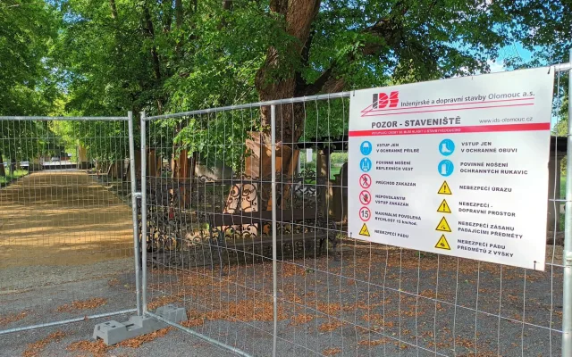 Obnova parku v Náměští na Hané se zřejmě protáhne. Areál se vrací do podoby 30. let minulého století