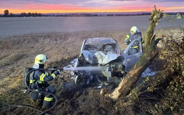 Jednadvacetiletá řidička u Tovačova nad ránem usnula. Narazila do stromu, auto shořelo