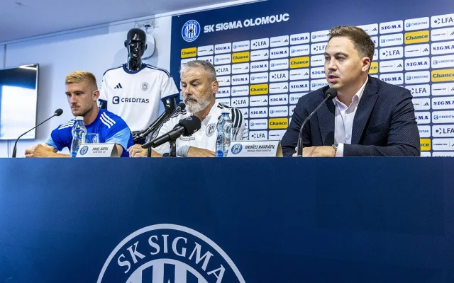 Tisková konference Sigmy Olomouc - stoper Jan Král, trenér a manažer Pavel Hapal a předseda představenstva Ondřej Navrátil