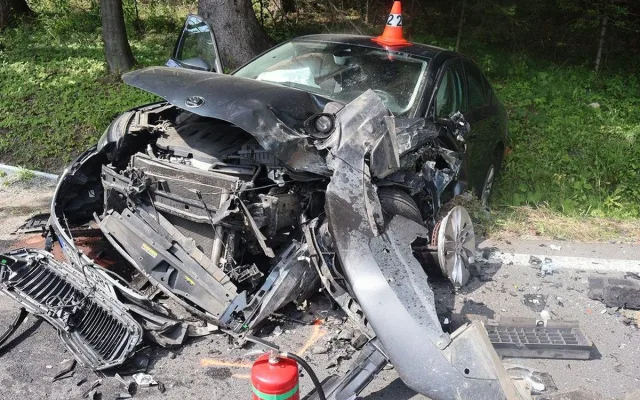 Postarší řidič dostal mikrospánek. Při čelním střetu se na Jesenicku se zranilo pět lidí