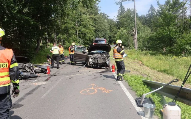Postarší řidič dostal mikrospánek. Při čelním střetu se na Jesenicku se zranilo pět lidí