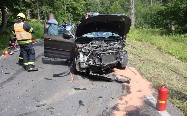 Postarší řidič dostal mikrospánek. Při čelním střetu se na Jesenicku se zranilo pět lidí