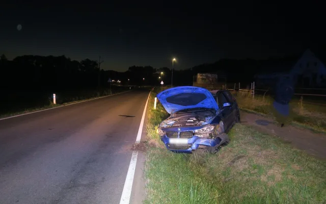 Mladá řidička nezvládla kvůli vysoké rychlosti BMW. Na Šumpersku vyletěla ze silnice a smetla značku