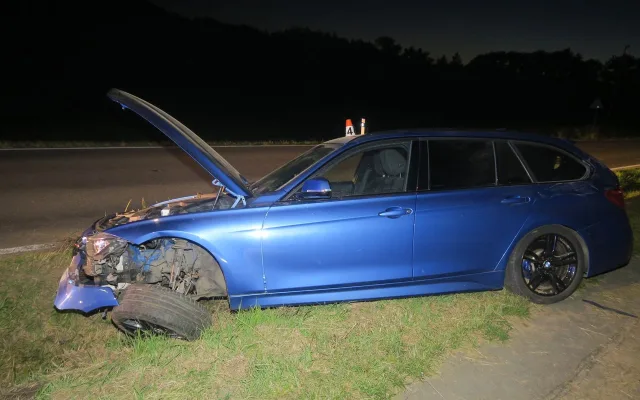 Mladá řidička nezvládla kvůli vysoké rychlosti BMW. Na Šumpersku vyletěla ze silnice a smetla značku