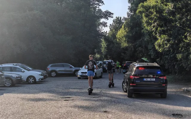 VIDEO: Parkovací chaos u jezera Poděbrady. Kolaps řešily policejní hlídky