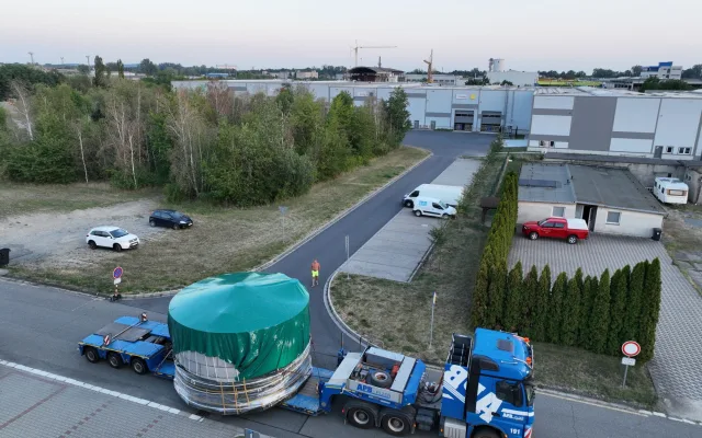 Olomoucká firma zahájila přeprav obřích nádrží pro novou máčírnu ječmene v Plzni