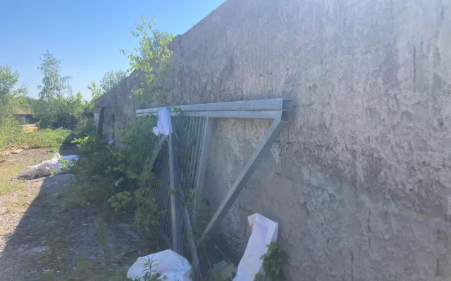 Po osmi letech nelegální garáže v Prostějově stále stojí. Zmizela jen část zdi